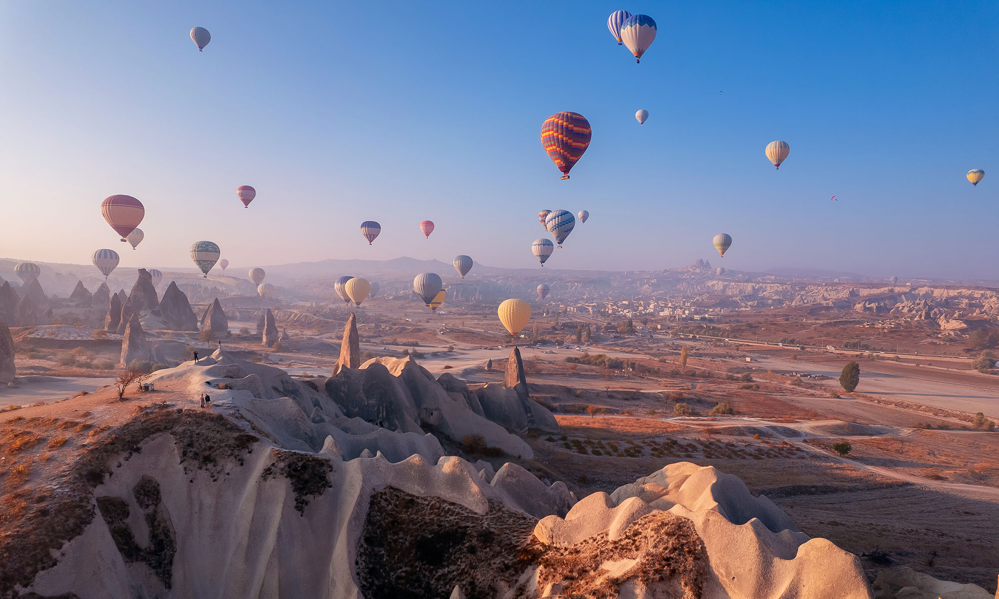 Heißluftballone über den Bergen