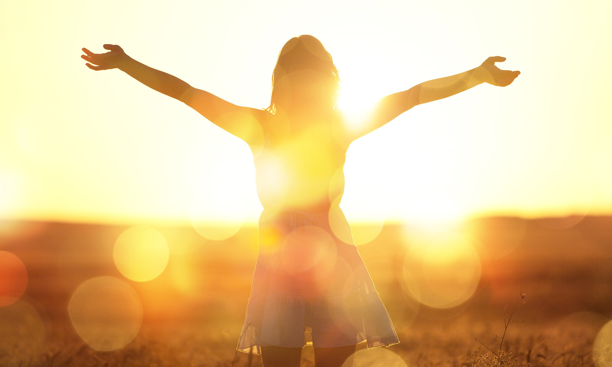 Frau vor Sonnenuntergang