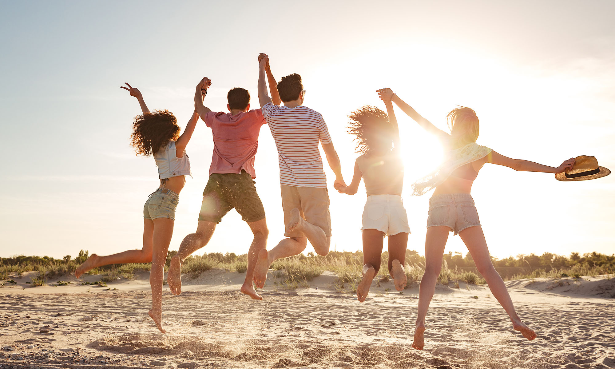 Menschen feiern ausgelassen am Strand